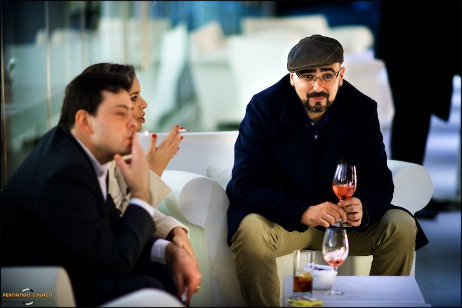 Um convidado do casamento, durante a noite, na esplanada do restaurante da festa do casamento no Montes Claros - Lisbon Secret Spot.