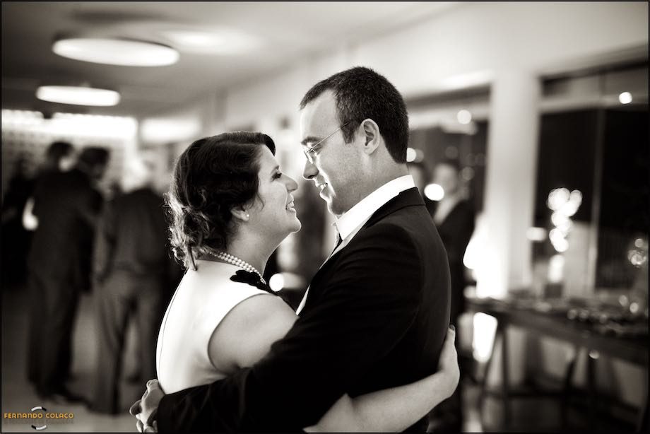 Os noivos abraçados de frente e olhando um para o outro durante na abertura do baile da festa do casamento Montes Claros - Lisbon Secret Spot.