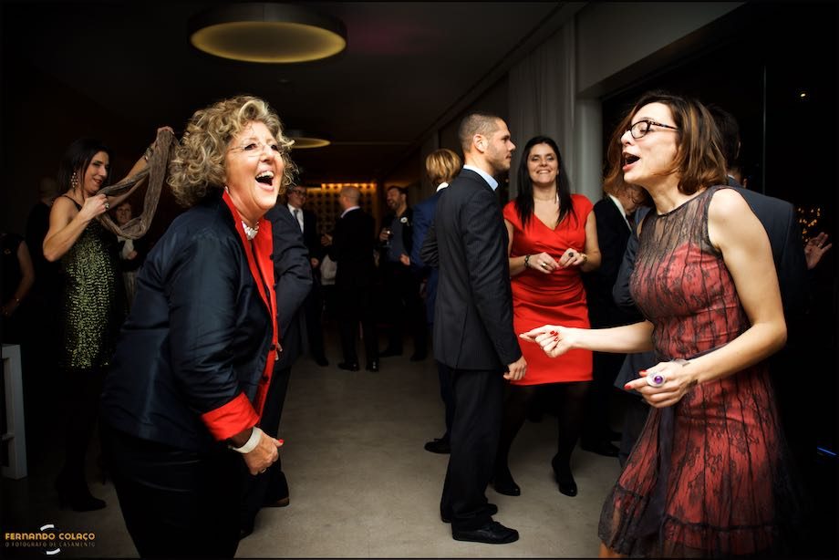 Convidados dançam na festa do casamento.