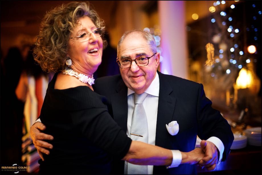 Um casal dança na festa do casamento no Montes Claros - Lisbon Secret Spot.