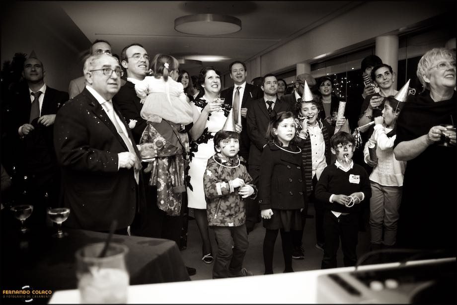 Os noivos com as filhas e os convidados do casamento momentos ante da passagem do ano, na festa do casamento no Montes Claros - Lisbon Secret Spot.