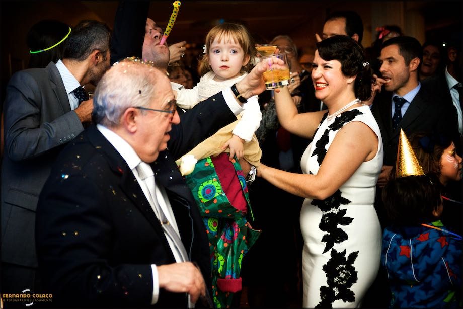 A noiva dança com o seu pai na festa do casamento.