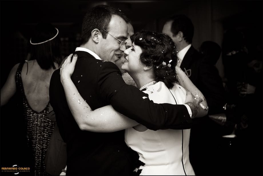 Juntos, de perfil e de faces juntas, os noivos dançam na sua festa de casamento no Montes Claros - Lisbon Secret Spot.