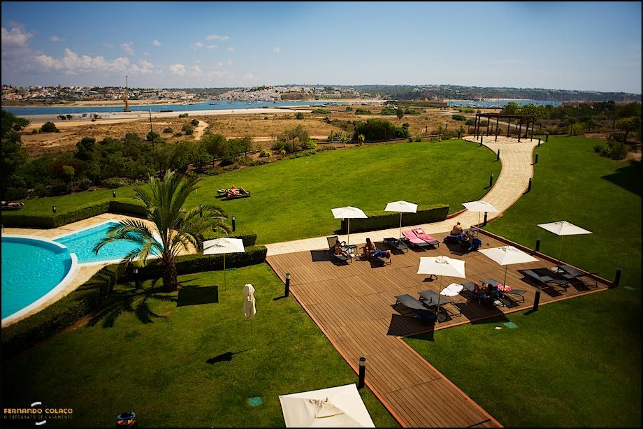 View of the hotel's garden with the river Arade in the background and the area where the Club Nau is located, where the wedding ceremony and party will take place.