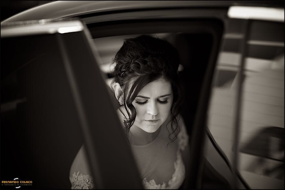 The bride inside the car that will take her to Club Nau in Ferragudo, where the wedding ceremony will take place.