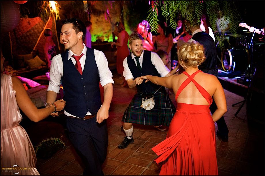 Two couples of guests dancing during the wedding party night at Club Nau in Ferragudo.