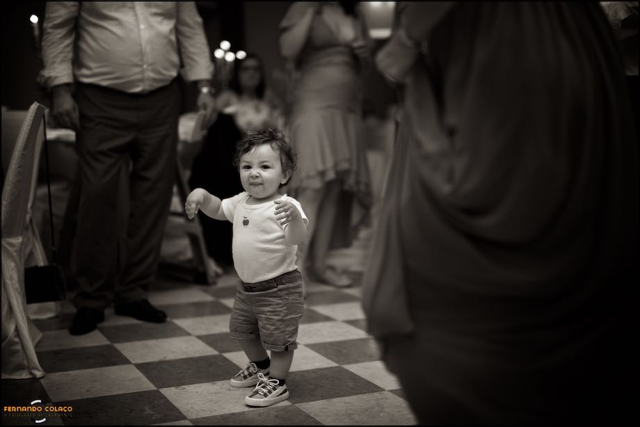 O menino, filho dos noivos, a dançar no meio de convidados.