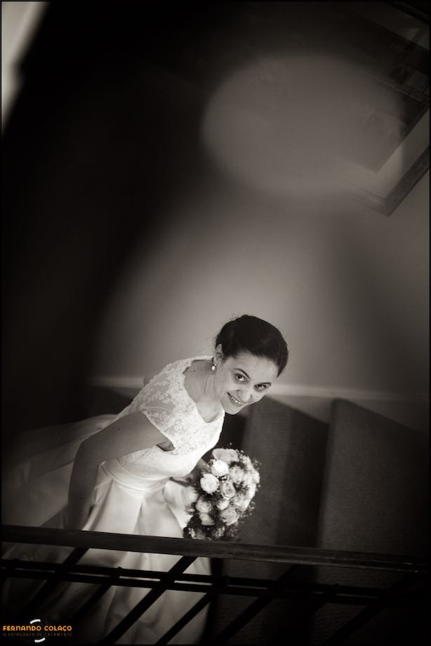 The bride on the stairs at Palacio Estoril Golf & Wellness Hotel, as she leaves the party, already over.