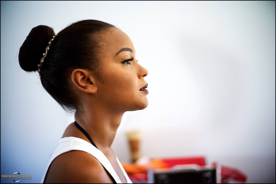 Cara da noiva depois de maquilhada e penteada, como uma escultura.