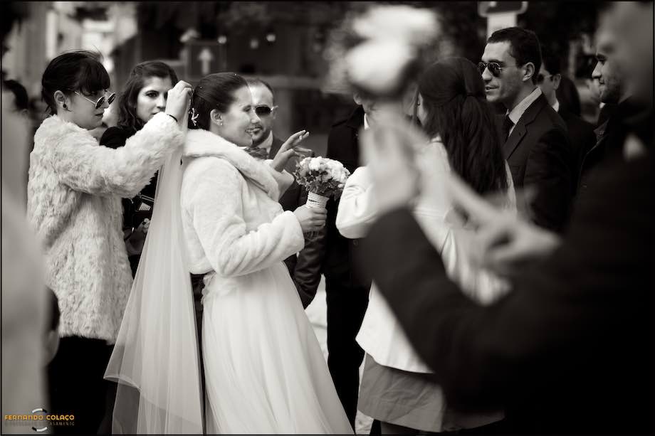 Noiva conversa com convidados do casamento antes de partir para o local da festa.