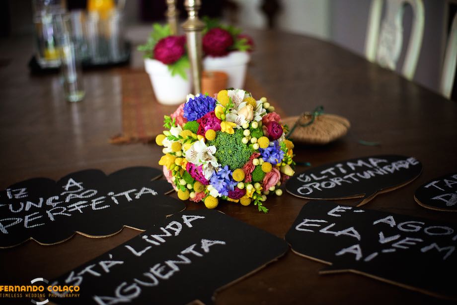 O ramo da noiva junto de cartazes a mostrar na cerimónia do casamento.