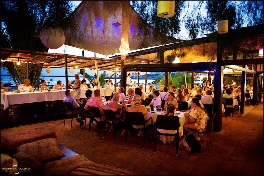 Sala de jantar do Club Nau em Ferragudo durante a refeição de um casamento.