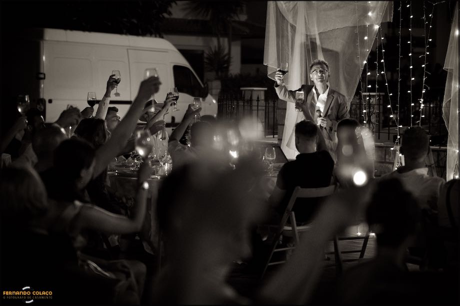 Pai da noiva fazendo um bride durante o jantar do casamento.