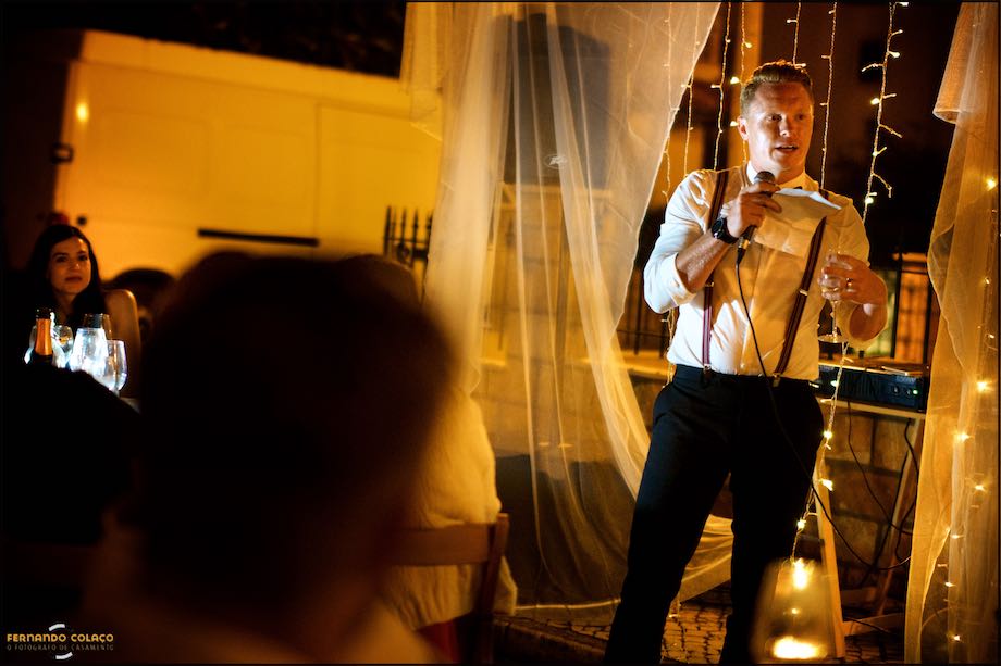Noivo lendo um discurso de agradecimento, no jantar da festa do casamento.