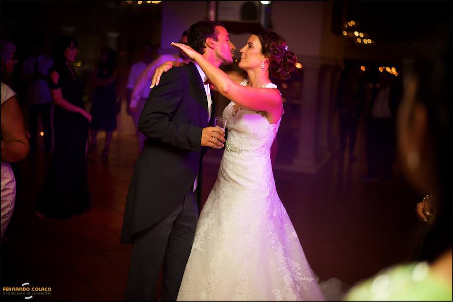 Recém casados a dançar.