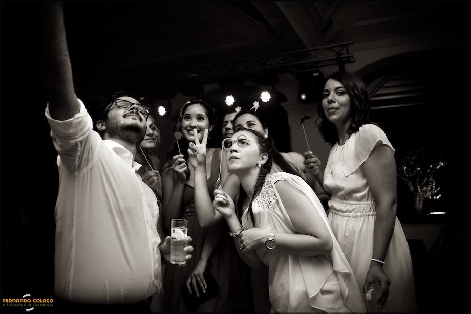 Convidados na festa do casamento fazendo uma selfie.