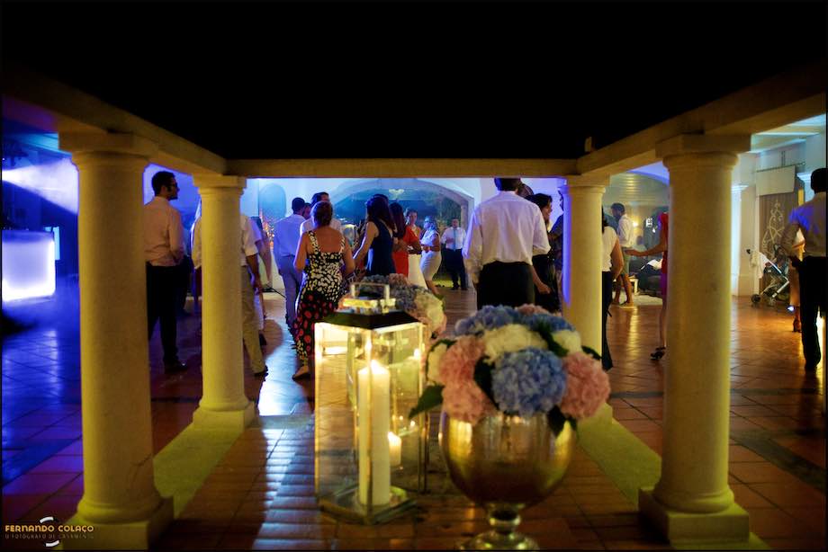 Arranjo floral a decorar o espaço da festa do casamento.