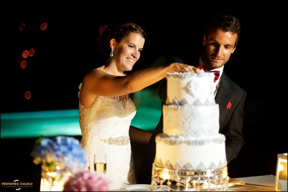 Noivo e noiva cortam o bolo na Casa de Reguengos.