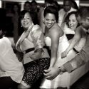 Noiva com convidados numa coreografia de dança na fresta na Quinta do Roseiral, capturados pelo fotógrafo de casamento.