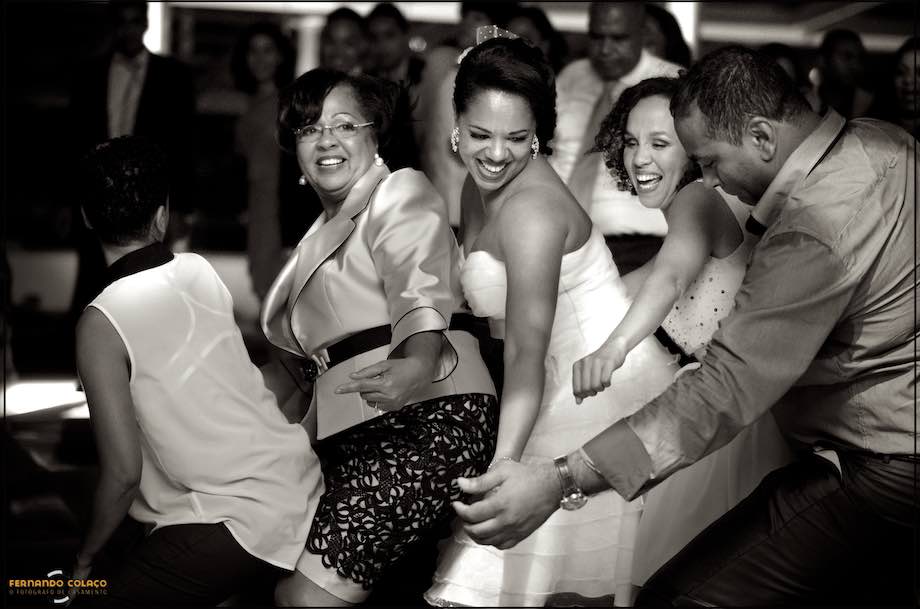 Noiva com convidados numa coreografia de dança na fresta na Quinta do Roseiral, capturados pelo fotógrafo de casamento.