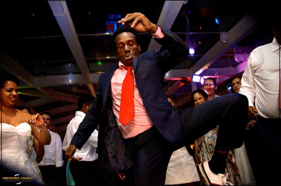 Um convidado do casamento em uso de dança tradicional.