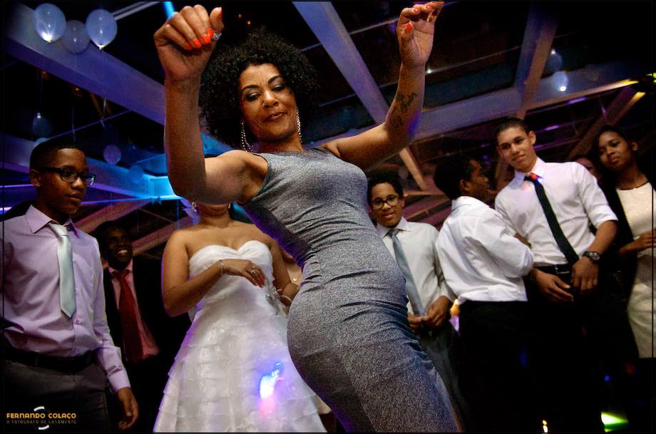 Uma convidada do casamento num momento de dança.