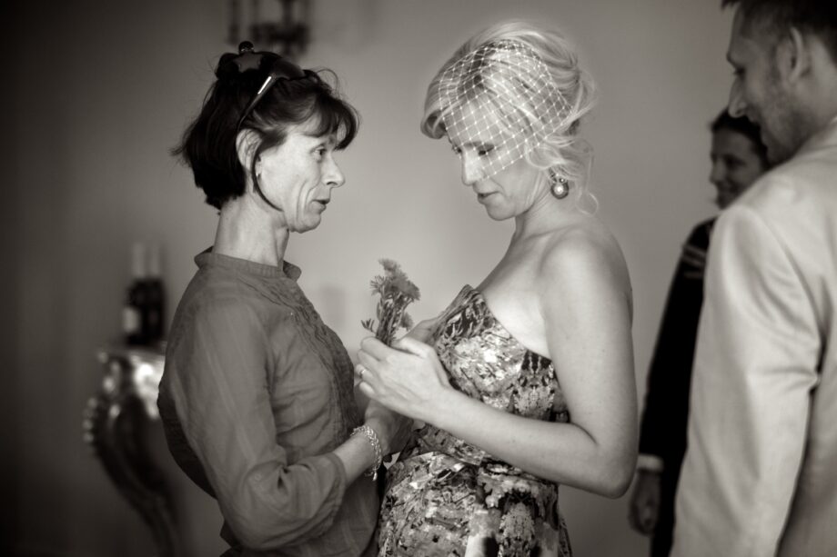 Convidada do casamento oferece flores à n noiva.