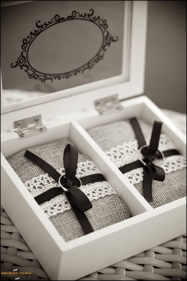 As alianças do casamento sobre almofadas dentro de uma uma caixa.