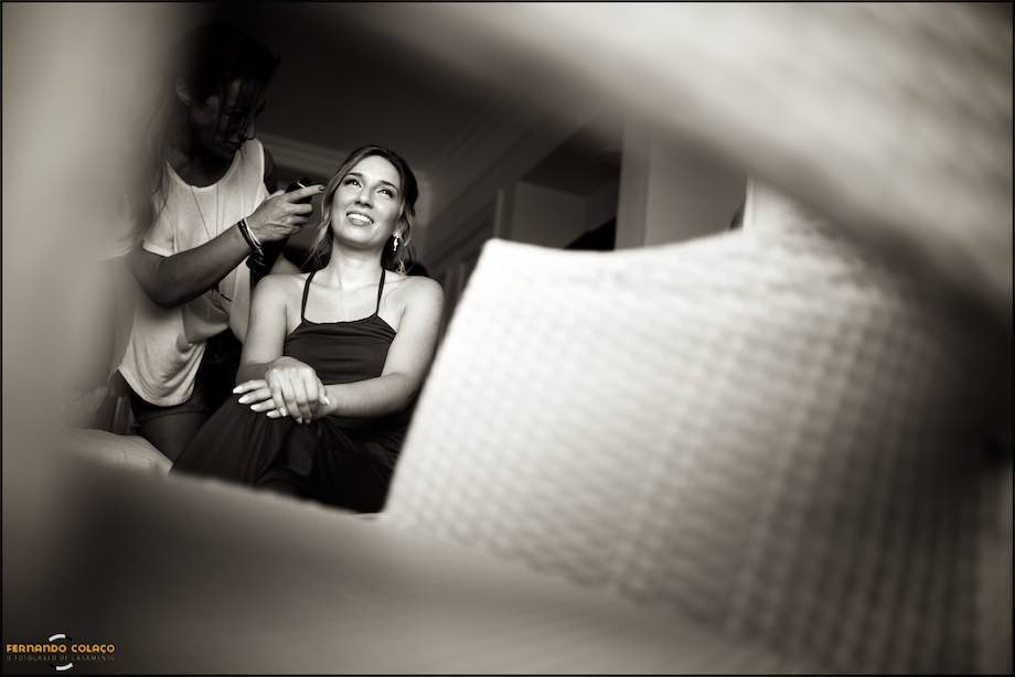 Noiva, sentada, na fase de preparação dos cabelos.