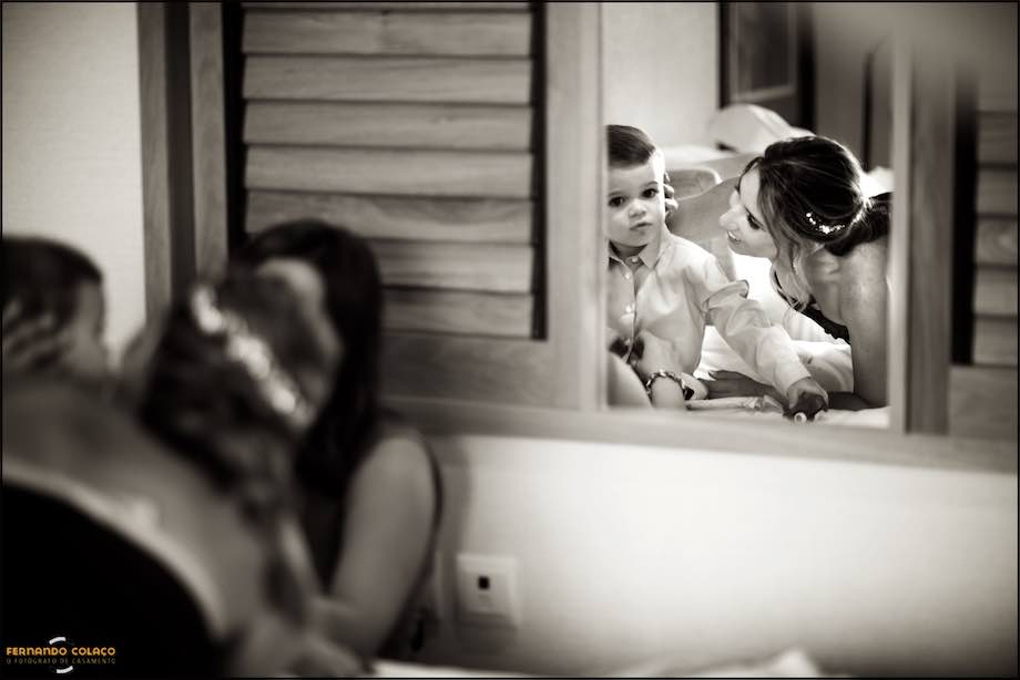 Noiva brinca com um menino.