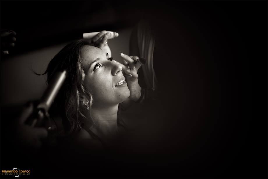 Noiva ser cuidada na maquilhagem e nos cabelos.