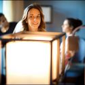 Head of the bride behind a lamp in the preparation for the ceremony, by the wedding photographer in Cascais.