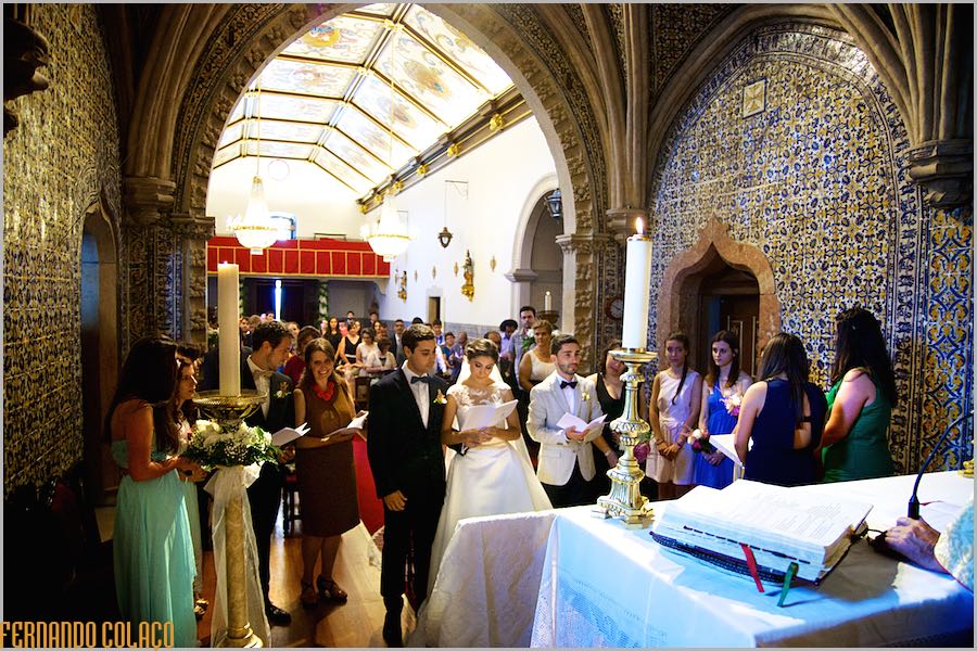 Vista da igreja com todos os presentes nos rituais finais da cerimónia do casamento.