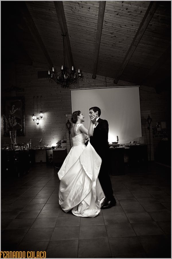 Os noivos na primeira dança depois de casados e abrindo a pista de dança na festa do casamento, vistos pelo fotógrafo de casamento.