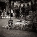 Menina a passear no jardim onde decorre a festa do casamento na Quinta da Ramila, pelo fotógrafo de casamento em Leiria.