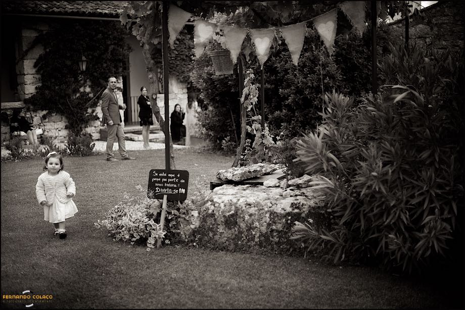 Menina a passear no jardim onde decorre a festa do casamento na Quinta da Ramila, pelo fotógrafo de casamento em Leiria.