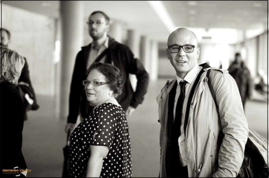 Noivo com mãe e amigos na estação  fluvial do Cais do Sodré.
