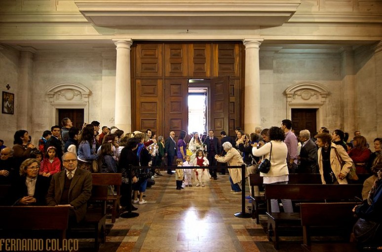 A entrada da noiva na Basílica de Fátima, com todos os turistas a olhar para ela.