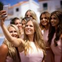 Uma das damas de honor faz uma selfie com todas elas, junto do local da festa, que o fotógrafo de casamento na Nazaré aproveitou.