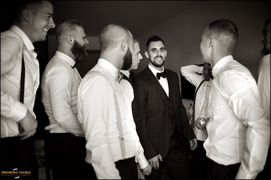 Noivo entre os seus amigos, depois de vestido para a cerimónia do casamento no Club Nau em Ferragudo, pelo fotógrafo de casamento no Algarve.