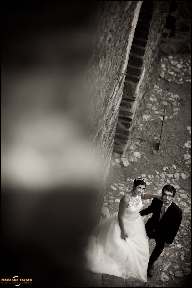 In the ruins of Castelo do Alandroal, the couple in session with the wedding photographer.