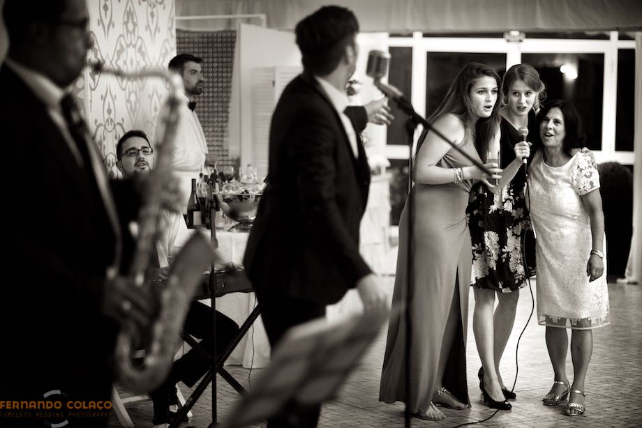 During the wedding party at Quinta da Serra in Sintra, three wedding guests join the musical band, by the wedding photographer in Lisbon.
