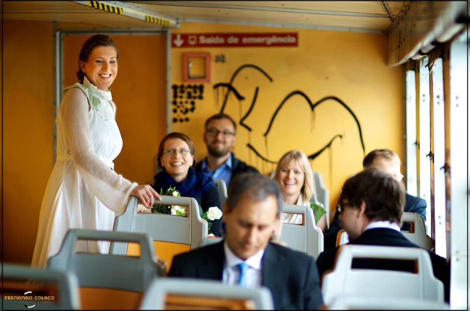 O noivo dentro do barco para a Trafaria.