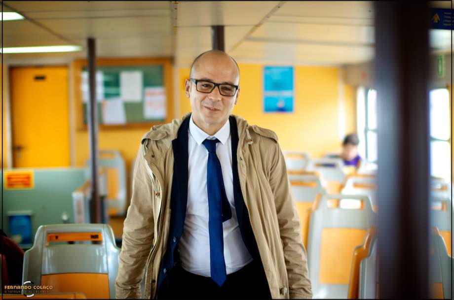 Noivos e convidados sentados no barco para a Trafaria.
