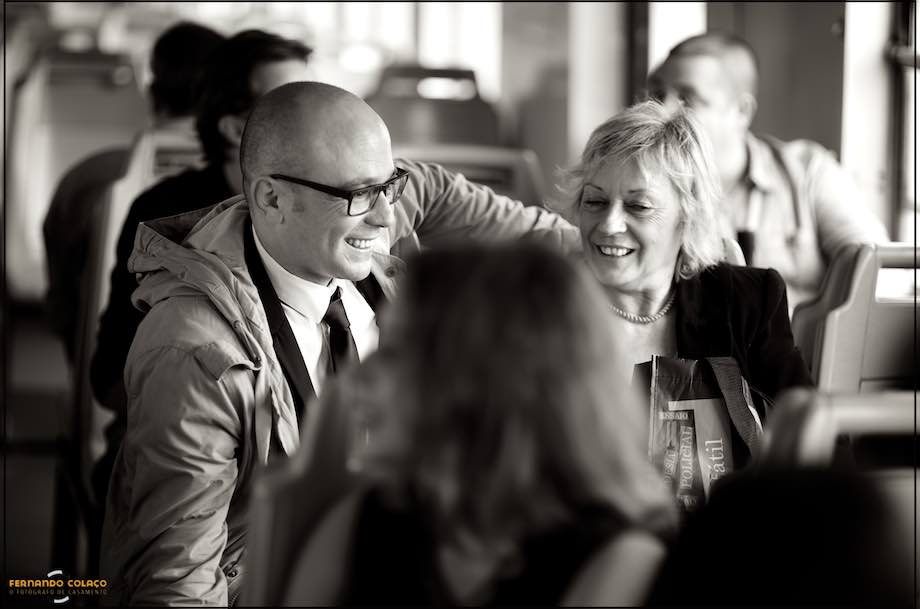 A noiva fala com convidados dentro do barco na direcção da Trafaria.