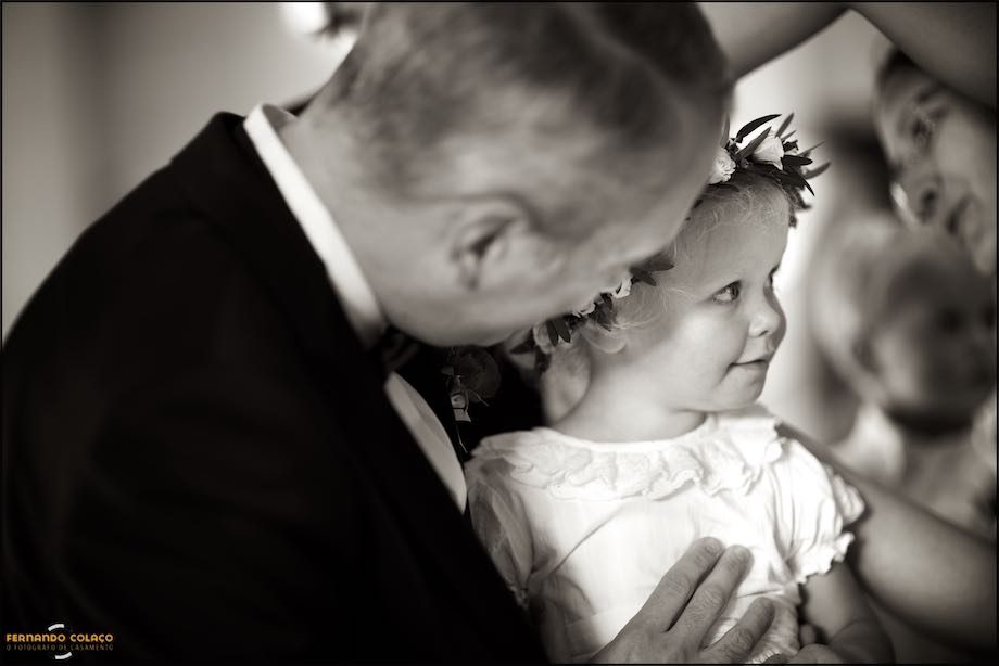 Menina, filha do noivo, quando lhe é colocada uma grinalda no cabelo.
