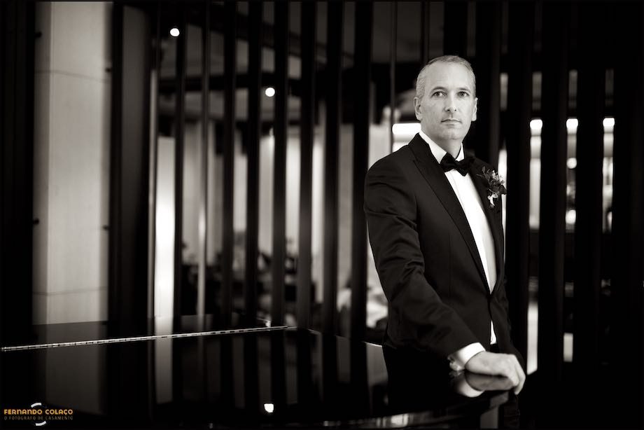 Retrato do noivo, antes de partir para a cerimónia do casamento, pelo fotógrafo de casamento.