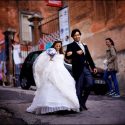 O casal, depois da cerimónia do casamento, desce uma rua de Sintra vistos por uma rapariga.