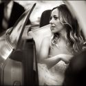 A noiva já sentada, no automóvel que a levará para a Igreja, pelo fotógrafo de casamento em Portugal.