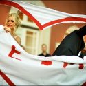 Noivos cortando o coração pintado no lençol conforme a tradição na Alemanha, na festa do casamento no Penha Longa Resort em Sintra.